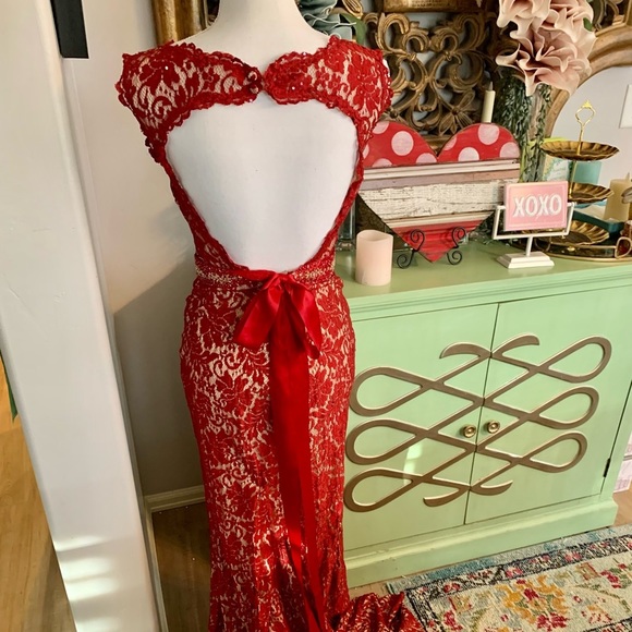 🎉HOST PICK ✨❤️ Red Lace Gown - Picture 3 of 3